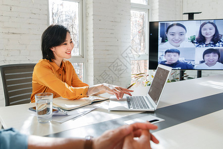 网络视频会议商务男女在会议室开视频会议背景