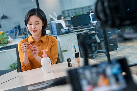 青年女人在线直播销售化妆品图片