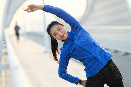 青年女人户外健身图片