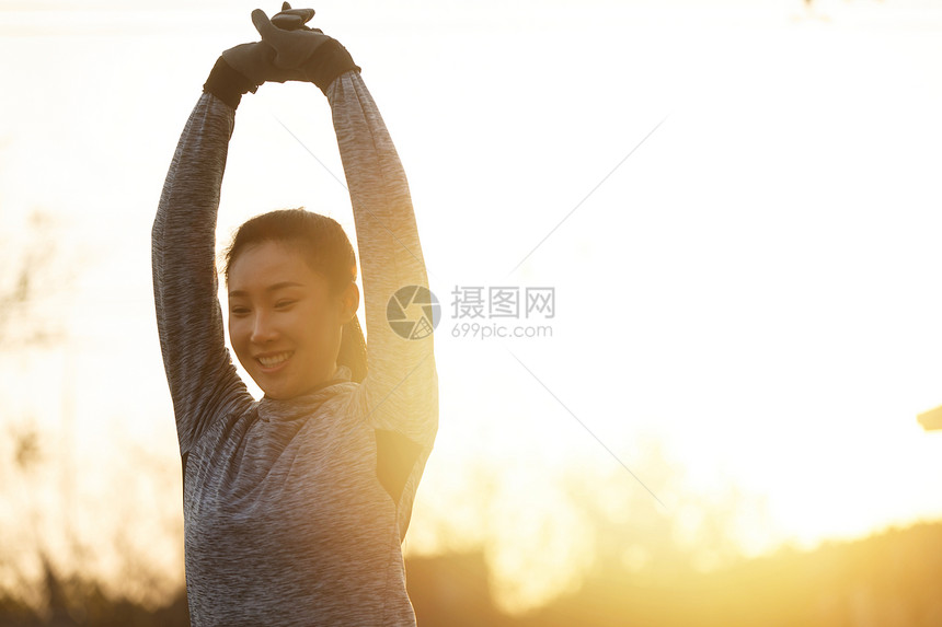 青年女人户外健身图片