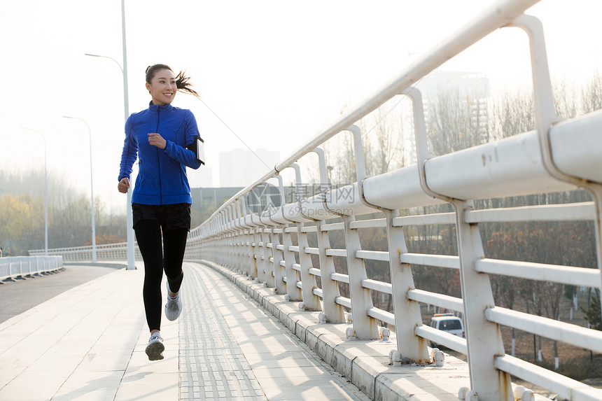 青年女人户外慢跑图片