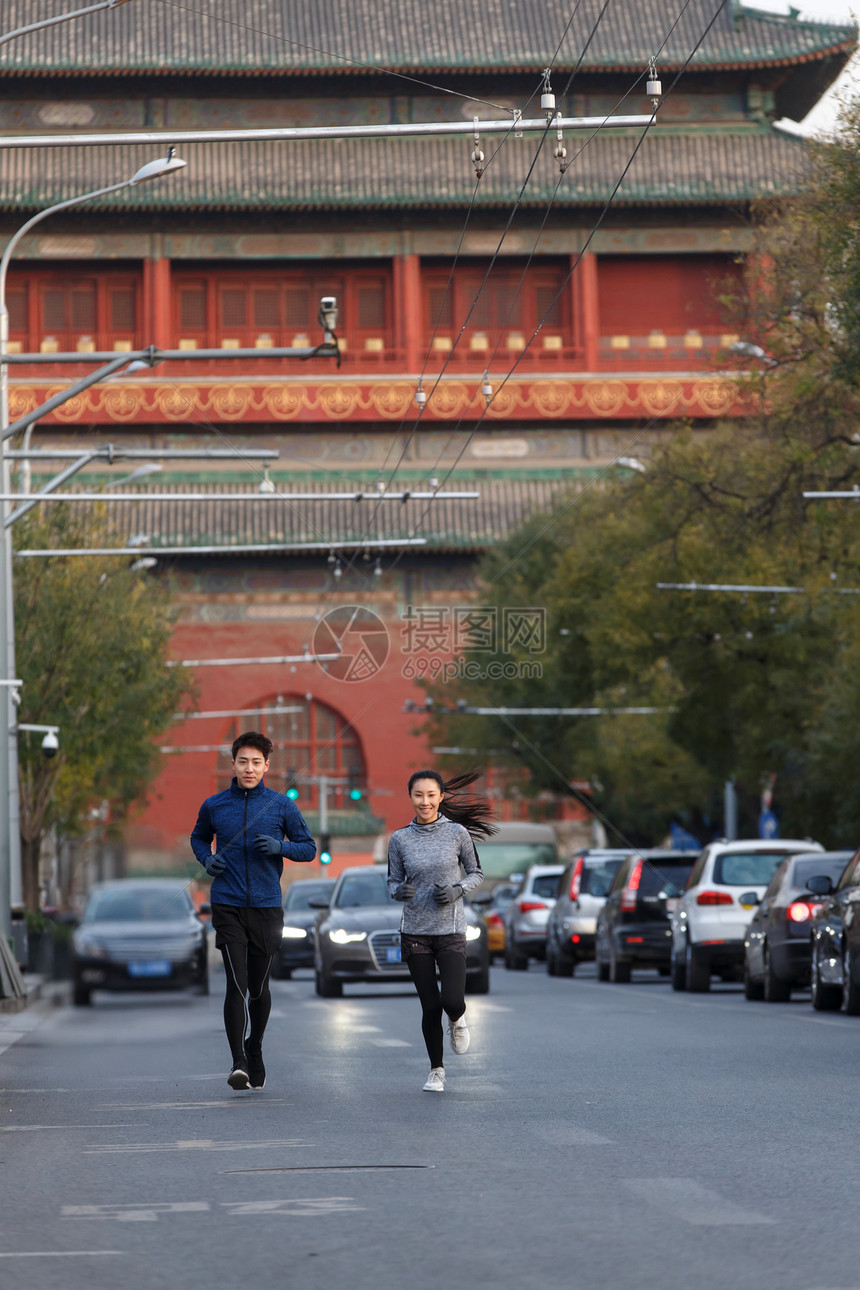 青年情侣户外慢跑图片