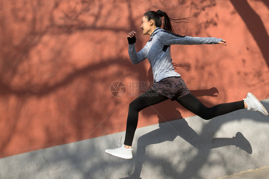 青年女人户外奔跑图片