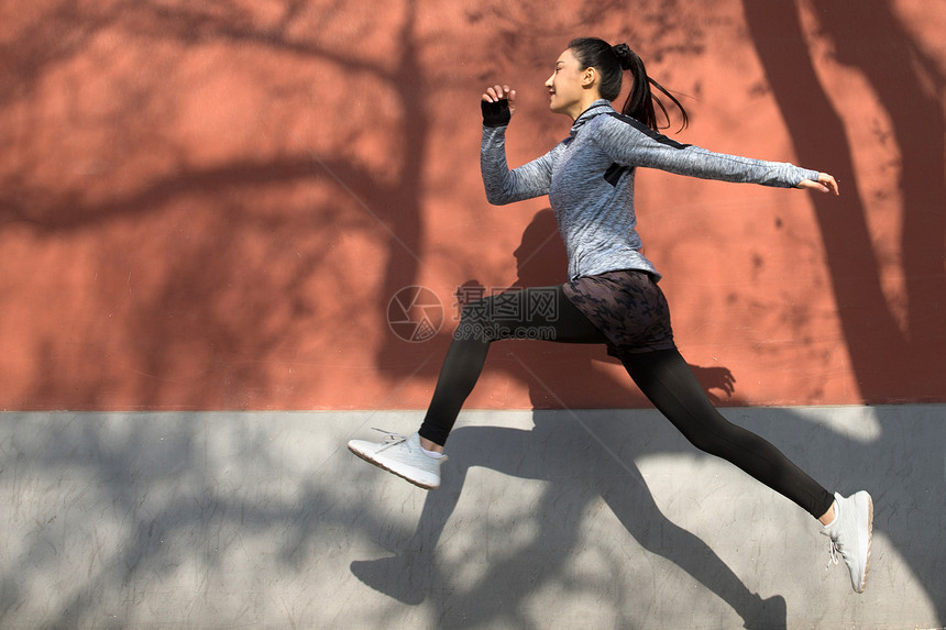 青年女人户外奔跑图片