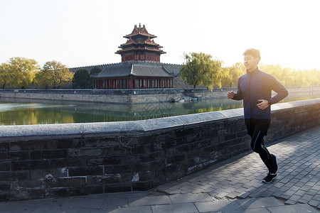 青年男人户外慢跑图片