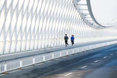 公路上奔跑运动员青年情侣户外慢跑背景