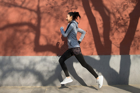 青年女人户外奔跑图片