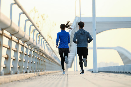 公路上奔跑运动员青年情侣户外慢跑背景