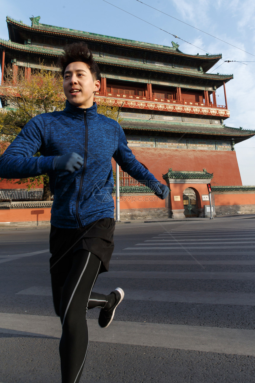 青年男人户外慢跑图片