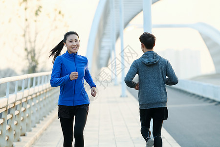 青年男女户外慢跑背景图片