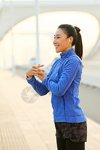 青年女人户外健身图片