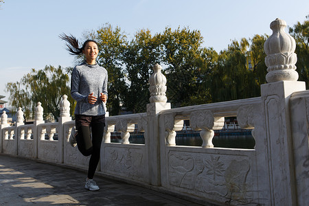 青年女人户外慢跑图片