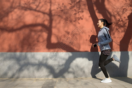 青年女人户外奔跑背景图片