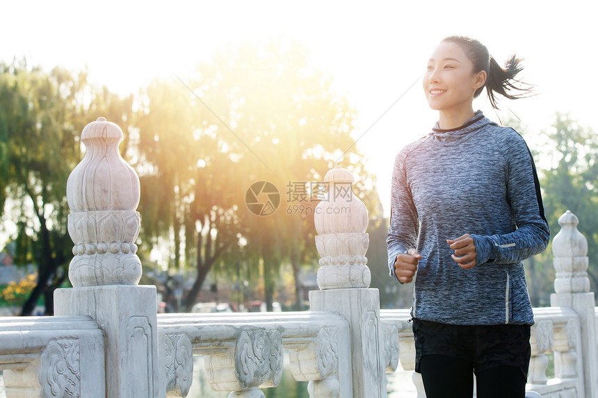 青年女人户外慢跑图片