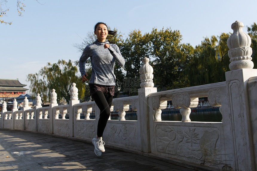 青年女人户外慢跑图片