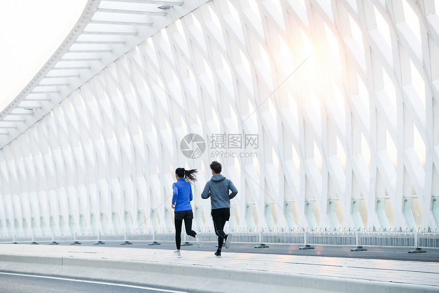 青年情侣户外慢跑图片