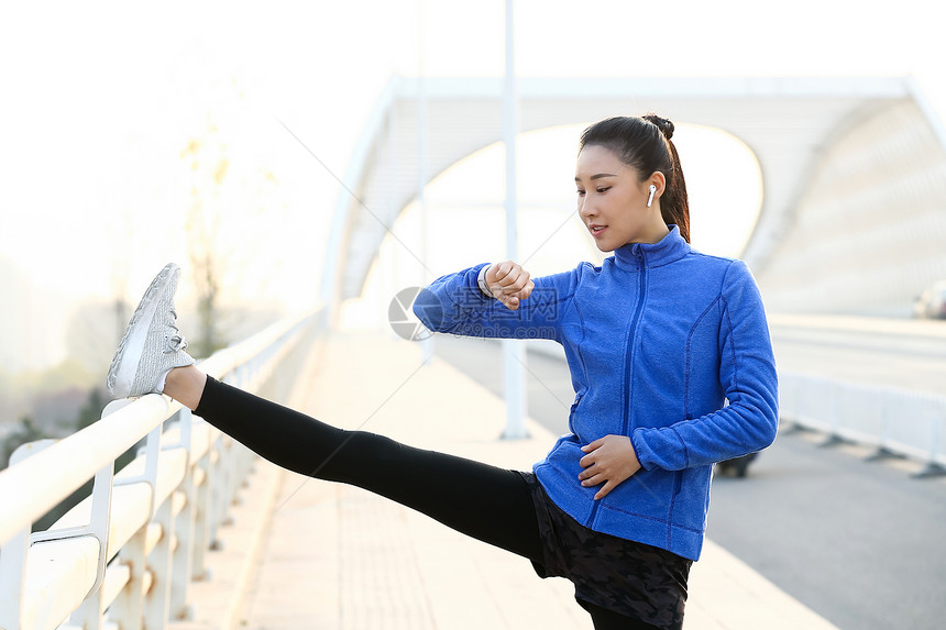 青年女人户外健身图片