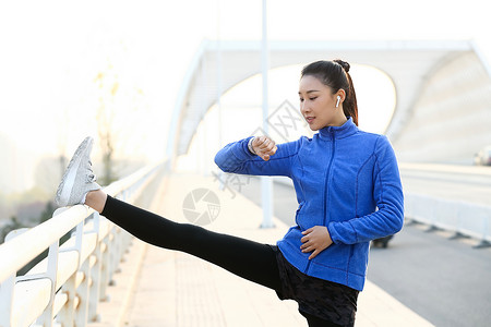 时间动态青年女人户外健身背景