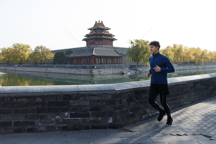 青年男人户外慢跑图片