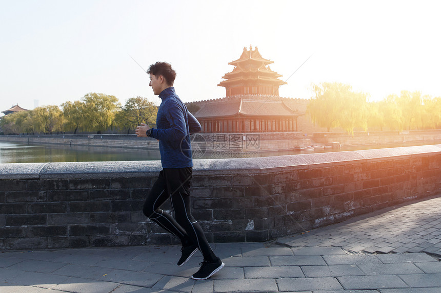 青年男人户外慢跑图片