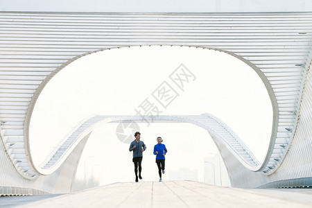 青年情侣户外慢跑背景图片