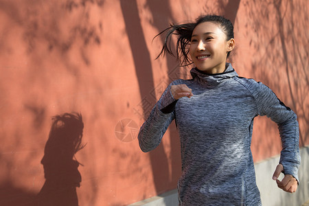 青年女人户外奔跑背景图片