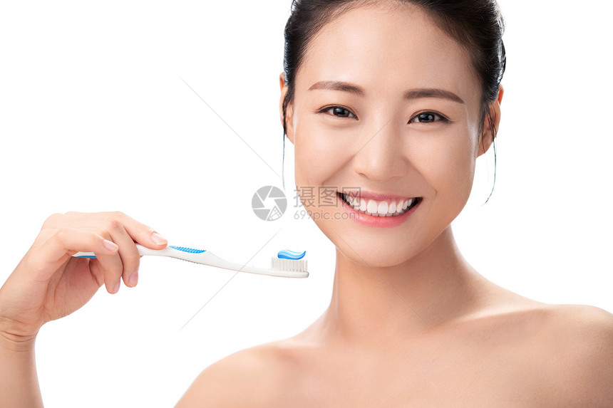 青年女人刷牙图片