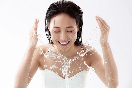年轻女人洗脸高清图片