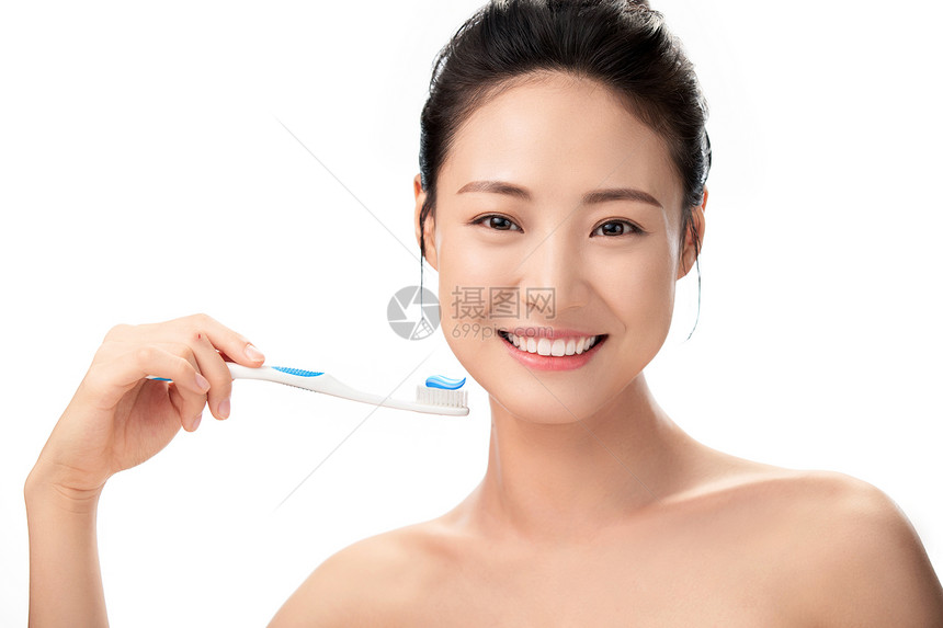 青年女人刷牙图片