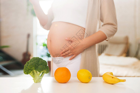 食物中间的孕妇的健康饮食背景
