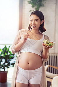 孕妇正在吃蔬菜沙拉高清图片