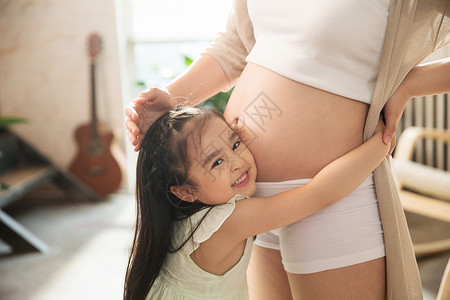 孕妇妈妈和小女孩高清图片