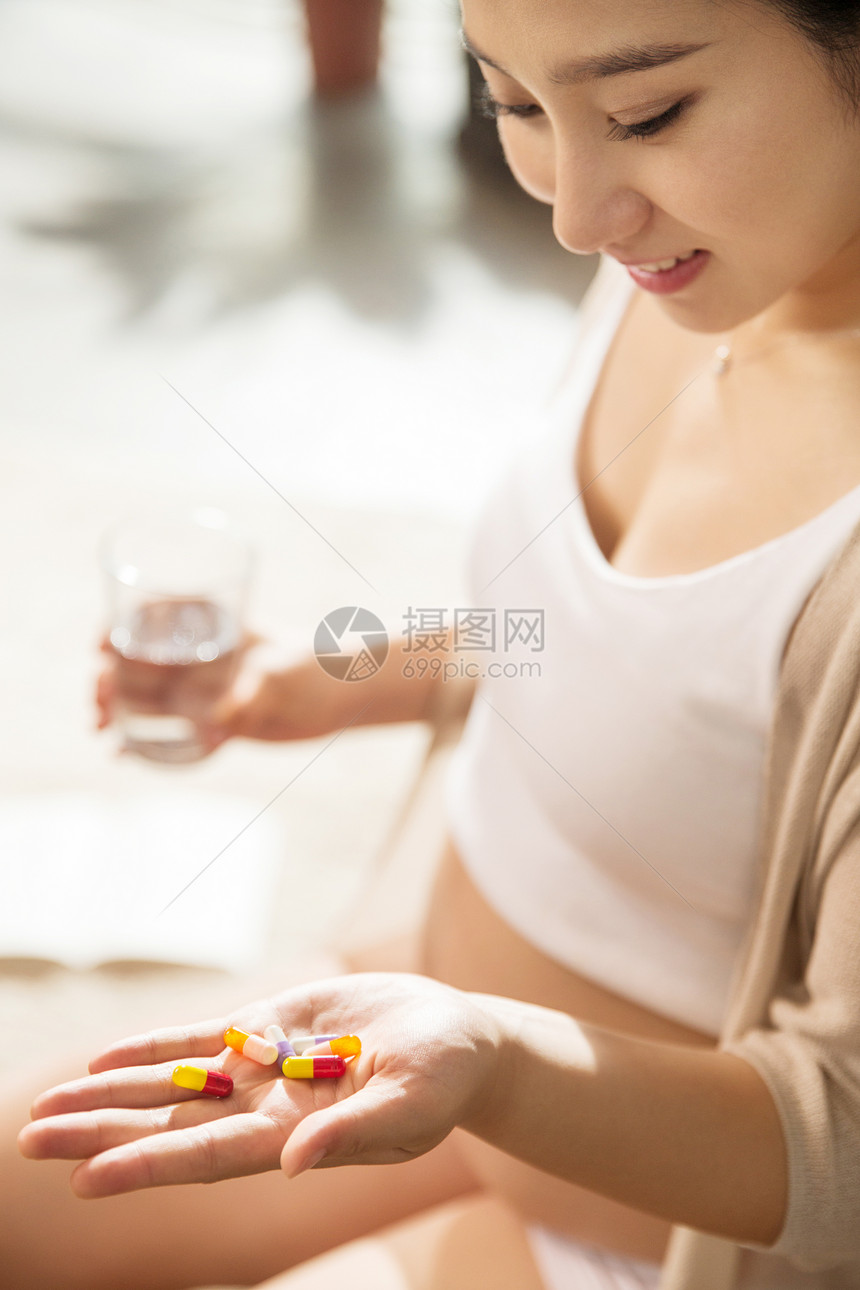 孕妇在吃药图片