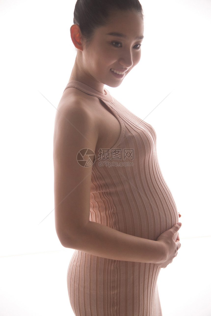孕妇抚摸肚子图片
