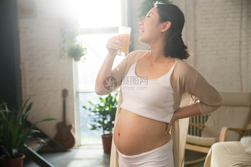 孕妇正在喝果汁图片