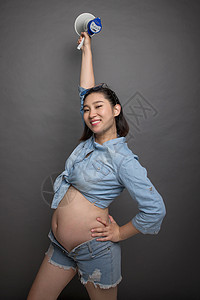穿着时尚的孕妇拿着扩音器高清图片