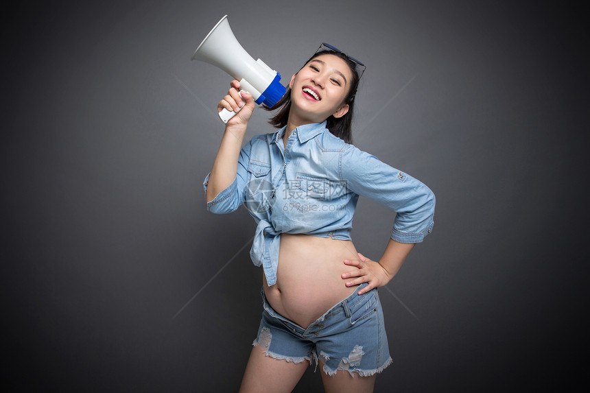 穿着时尚的孕妇拿着扩音器图片