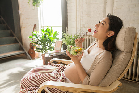 孕妇正在吃蔬菜沙拉图片