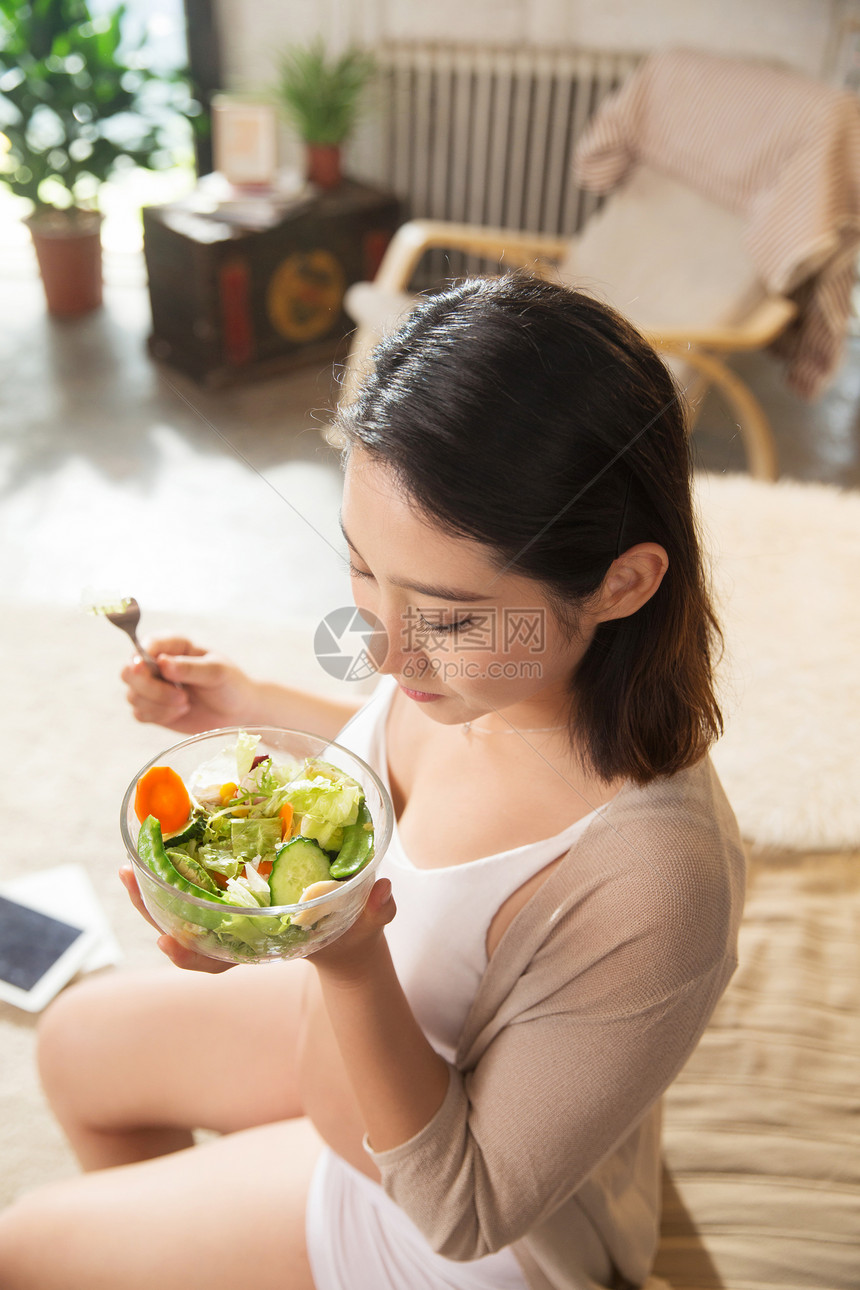 孕妇正在吃蔬菜沙拉图片