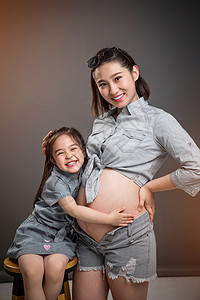 影棚怀孕的孕妇妈妈和小女孩背景