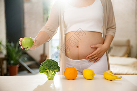 食物中间的孕妇的健康饮食背景