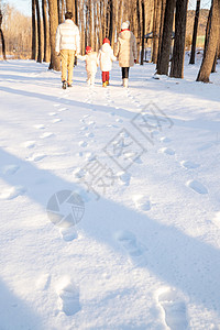 快乐家庭在雪地里散步图片