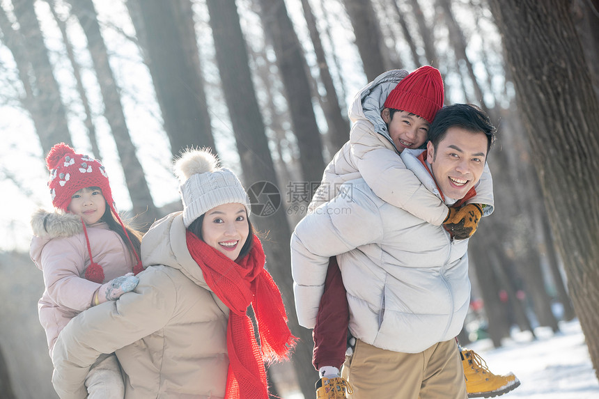 雪地里玩耍的快乐家庭图片