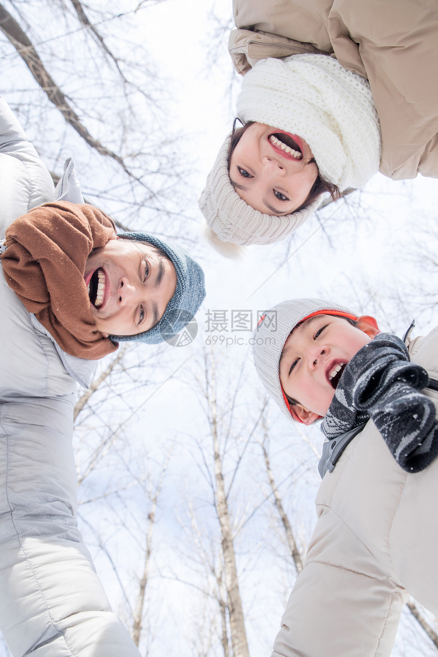 在雪地里玩耍的快乐家庭图片