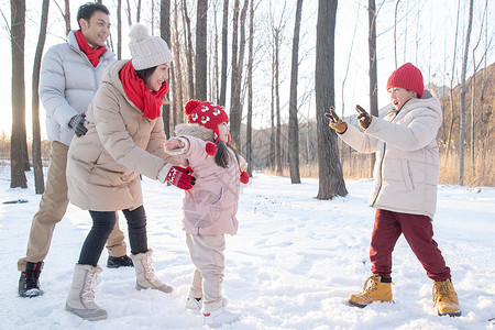 做衣服的妈妈雪地里做游戏的快乐家庭背景