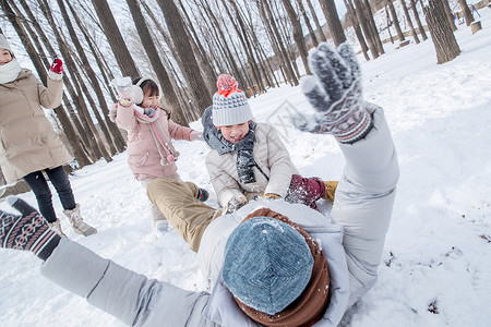 雪地里打雪仗的快乐家庭图片