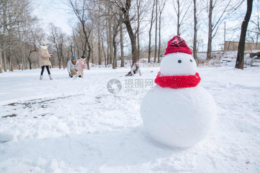 快乐的一家人在雪地里玩耍图片