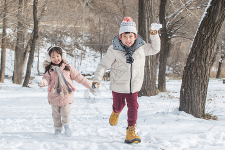 儿童打雪仗两个小朋友在雪地里玩耍背景
