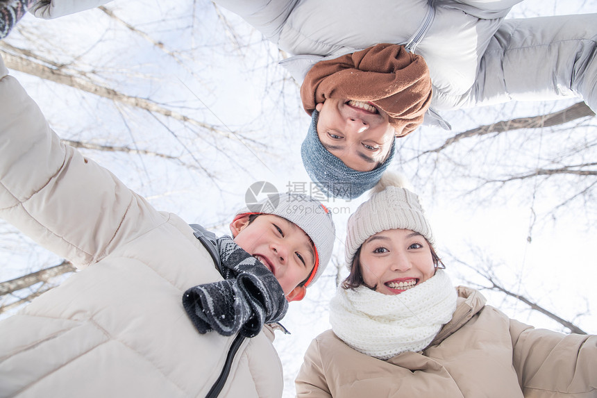 在雪地里玩耍的快乐家庭图片