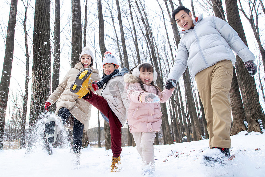 雪地里玩耍的欢乐家庭图片